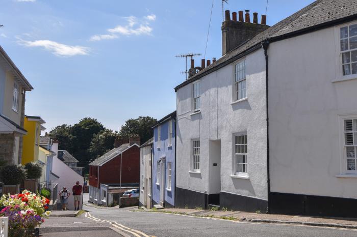 1 Dolphin Cottages, Lyme Regis, Dorset. Close to a shop, a pub and a beach. Off-road parking. 1 pets