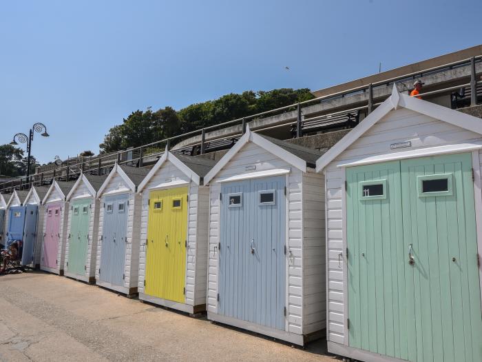 1 Dolphin Cottages, Lyme Regis, Dorset. Close to a shop, a pub and a beach. Off-road parking. 1 pets