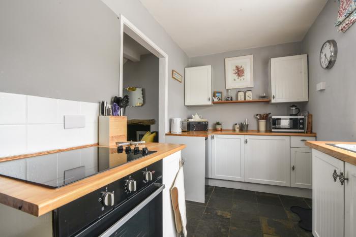 1 Dolphin Cottages, Lyme Regis, Dorset. Close to a shop, a pub and a beach. Off-road parking. 1 pets