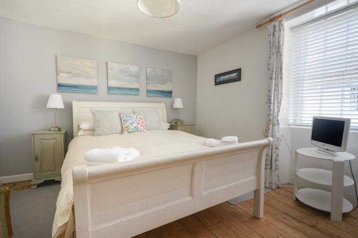 1 Dolphin Cottages, Lyme Regis, Dorset. Close to a shop, a pub and a beach. Off-road parking. 1 pets