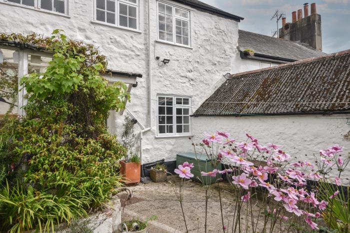 1 Dolphin Cottages, Lyme Regis, Dorset. Close to a shop, a pub and a beach. Off-road parking. 1 pets