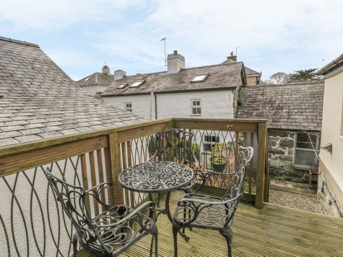 Harlech View, Criccieth, Wales. Smart TV. Close to amenities and a beach. Decked area. Jacuzzi bath.