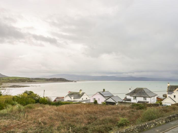 Harlech View, Criccieth, Wales. Smart TV. Close to amenities and a beach. Decked area. Jacuzzi bath.