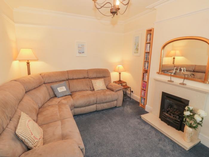 Harlech View, Criccieth, Wales. Smart TV. Close to amenities and a beach. Decked area. Jacuzzi bath.