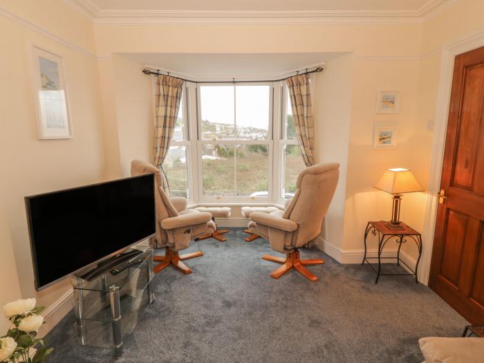 Harlech View, Criccieth, Wales. Smart TV. Close to amenities and a beach. Decked area. Jacuzzi bath.