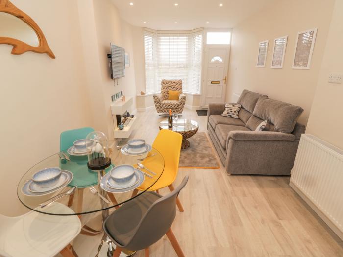 Bay View is in Criccieth, Wales. Smart TV. Close to amenities and a beach. Decked area. Jacuzzi bath