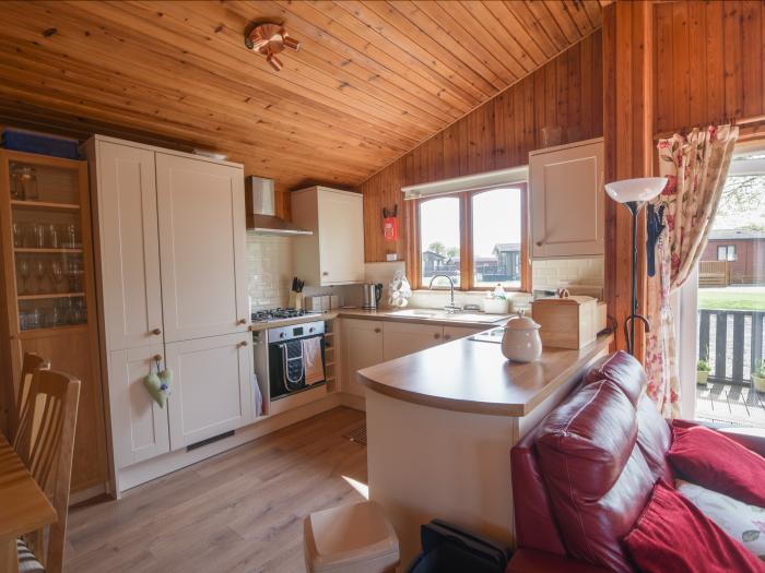 1 Oakwood is near Lyme Regis, Devon. Three-bedroom lodge with access to on-site facilities. In AONB.