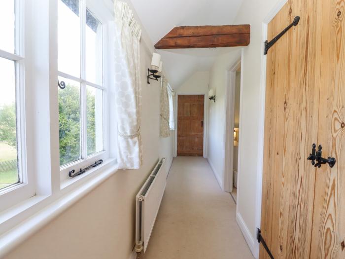 Mountfield Farm Cottage, Warehorne, Hamstreet in Kent. Off-road parking. Smart TV. Woodburning stove