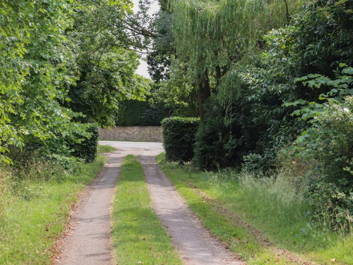 Mountfield Farm Cottage, Warehorne, Hamstreet in Kent. Off-road parking. Smart TV. Woodburning stove