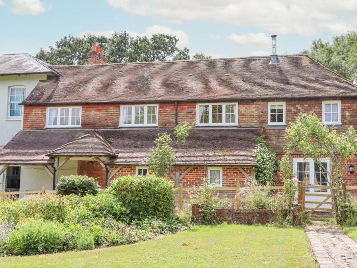 Mountfield Farm Cottage, Warehorne, Hamstreet in Kent. Off-road parking. Smart TV. Woodburning stove