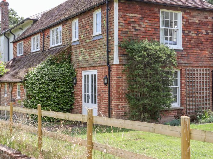 Mountfield Farm Cottage, Warehorne, Hamstreet in Kent. Off-road parking. Smart TV. Woodburning stove