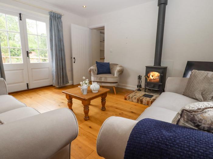 Mountfield Farm Cottage, Warehorne, Hamstreet in Kent. Off-road parking. Smart TV. Woodburning stove