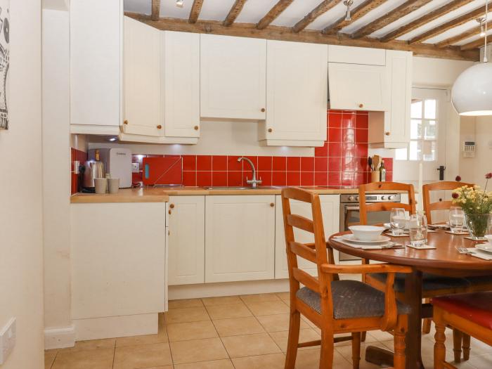 Mountfield Farm Cottage, Warehorne, Hamstreet in Kent. Off-road parking. Smart TV. Woodburning stove