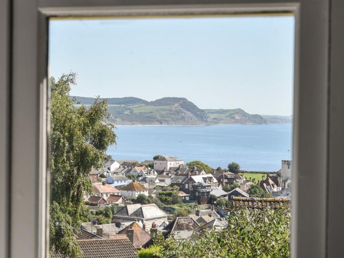 Coastal View, Lyme Regis, Dorset. Smart TV. Close to amenities. Close to beach. In an AONB. Parking.