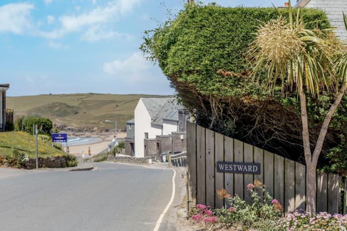 Westward 14, Polzeath, Cornwall. Close to a shop, a pub, and beach. Off-road parking. Open-plan. TV.