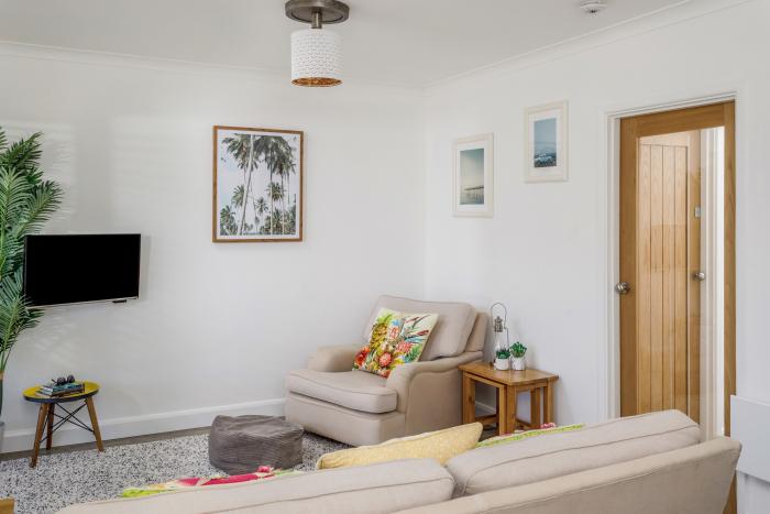 Westward 14, Polzeath, Cornwall. Close to a shop, a pub, and beach. Off-road parking. Open-plan. TV.