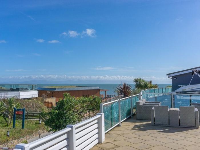 E19 The Warren rests in Abersoch, Gwynedd. Near the beach. On-site facilities. Sea-views. Open-plan.