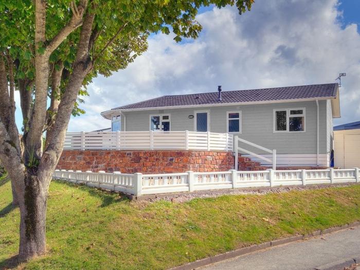 E19 The Warren rests in Abersoch, Gwynedd. Near the beach. On-site facilities. Sea-views. Open-plan.