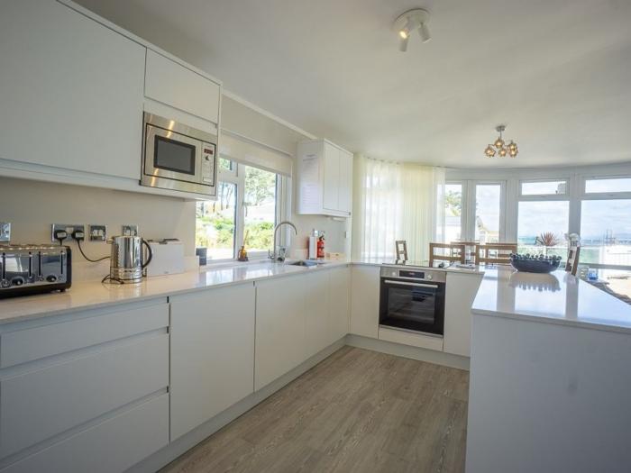 E19 The Warren rests in Abersoch, Gwynedd. Near the beach. On-site facilities. Sea-views. Open-plan.