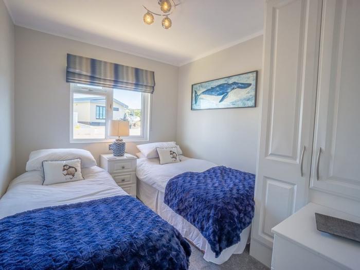 E19 The Warren rests in Abersoch, Gwynedd. Near the beach. On-site facilities. Sea-views. Open-plan.