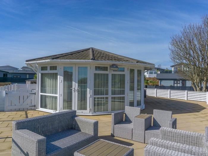 E19 The Warren rests in Abersoch, Gwynedd. Near the beach. On-site facilities. Sea-views. Open-plan.