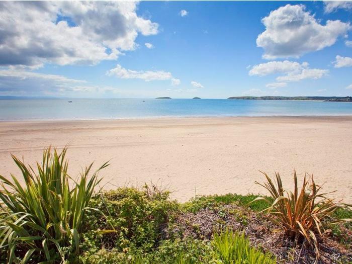 E19 The Warren rests in Abersoch, Gwynedd. Near the beach. On-site facilities. Sea-views. Open-plan.