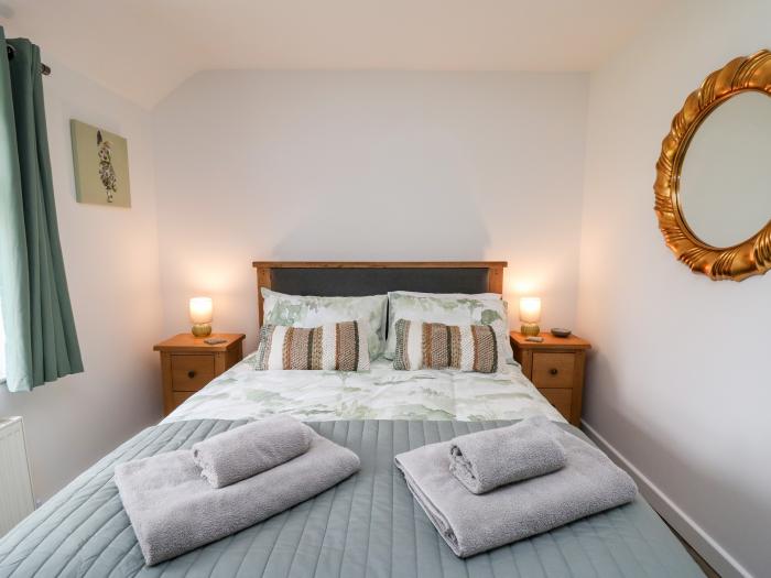 Howling Point, in Rhayader, Powys, Wales. Hot tub. 4 Smart TVs. Woodburning stove. Off-road parking.