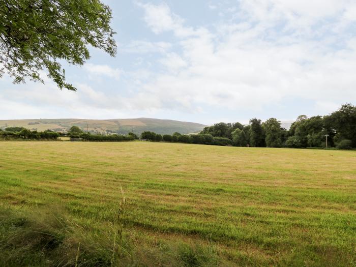 Howling Point, in Rhayader, Powys, Wales. Hot tub. 4 Smart TVs. Woodburning stove. Off-road parking.