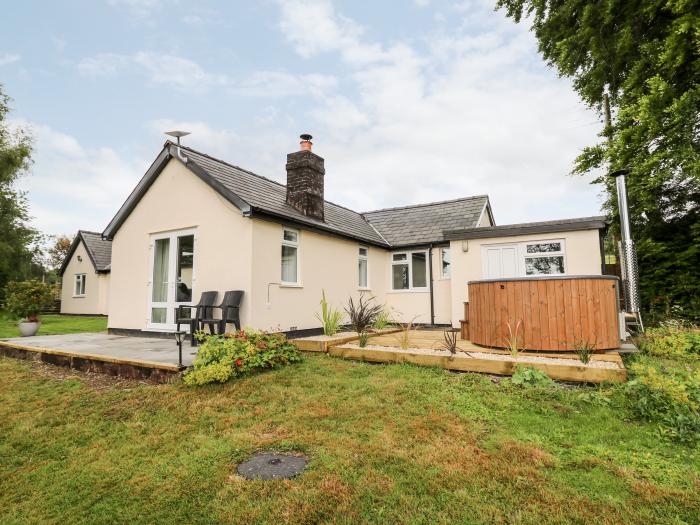 Howling Point, in Rhayader, Powys, Wales. Hot tub. 4 Smart TVs. Woodburning stove. Off-road parking.