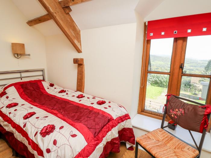 Peacock Cottage is in Talybont-on-Usk, Powys. Three-bedroom home with rural views and hot tub. Pets.