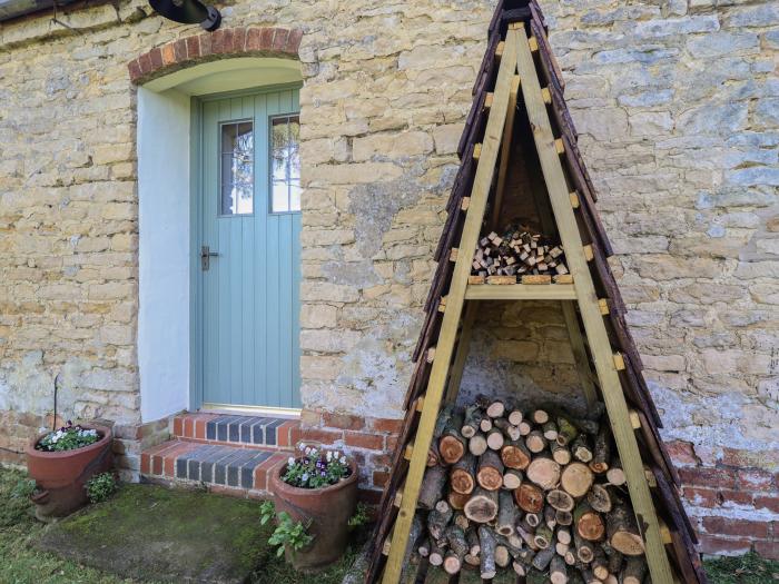 Swallow's Nest near Hibaldstow, Lincolnshire. Single-storey cottage. Woodburning stove. Pet-friendly