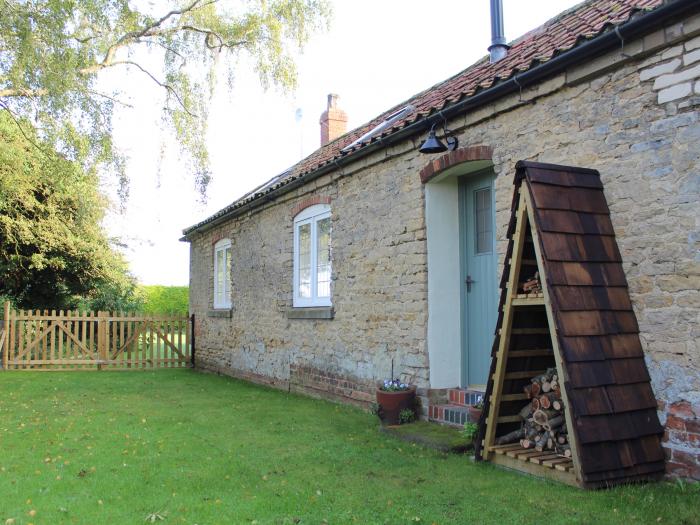 Swallow's Nest near Hibaldstow, Lincolnshire. Single-storey cottage. Woodburning stove. Pet-friendly