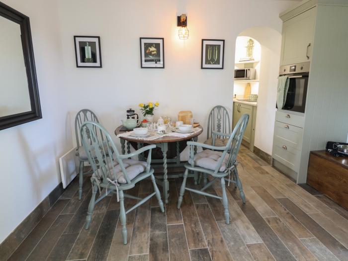 Swallow's Nest near Hibaldstow, Lincolnshire. Single-storey cottage. Woodburning stove. Pet-friendly