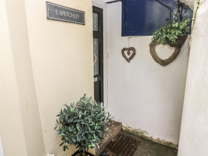 Flat 1, Tenby, Sir Benfro. Ground-floor apartment. Close to a shop, a pub and a beach. Couples. WiFi