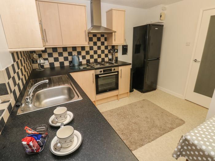 Flat 1, Tenby, Sir Benfro. Ground-floor apartment. Close to a shop, a pub and a beach. Couples. WiFi