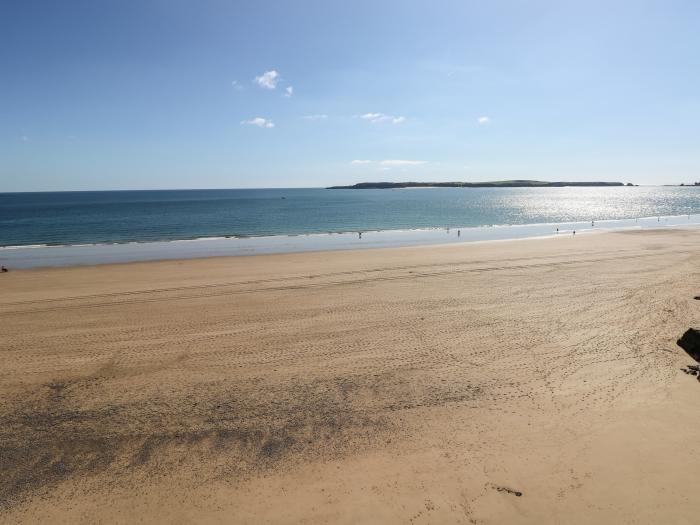 Flat 1, Tenby, Sir Benfro. Ground-floor apartment. Close to a shop, a pub and a beach. Couples. WiFi