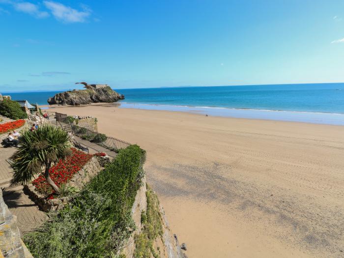 Flat 1, Tenby, Sir Benfro. Ground-floor apartment. Close to a shop, a pub and a beach. Couples. WiFi