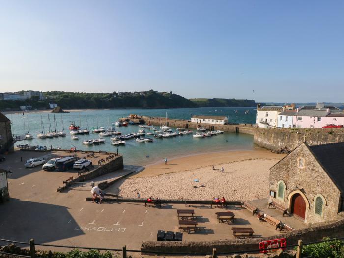 Flat 1, Tenby, Sir Benfro. Ground-floor apartment. Close to a shop, a pub and a beach. Couples. WiFi