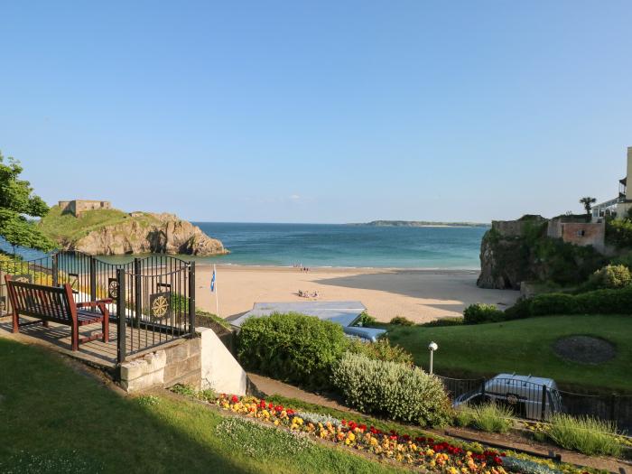 Flat 1, Tenby, Sir Benfro. Ground-floor apartment. Close to a shop, a pub and a beach. Couples. WiFi