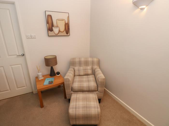 Flat 1, Tenby, Sir Benfro. Ground-floor apartment. Close to a shop, a pub and a beach. Couples. WiFi