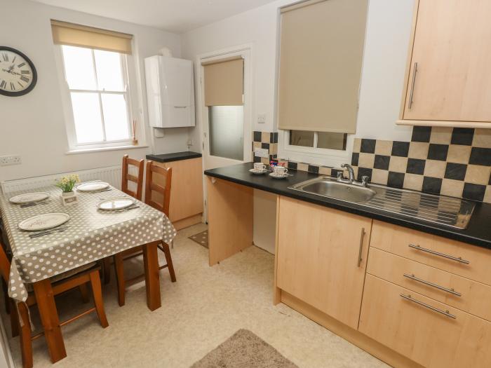 Flat 1, Tenby, Sir Benfro. Ground-floor apartment. Close to a shop, a pub and a beach. Couples. WiFi