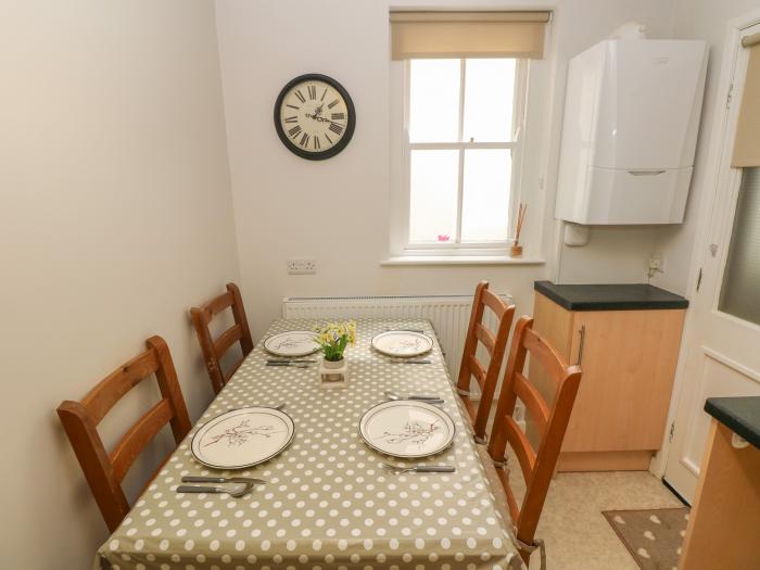 Flat 1, Tenby, Sir Benfro. Ground-floor apartment. Close to a shop, a pub and a beach. Couples. WiFi