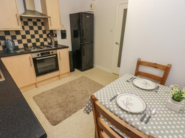 Flat 1, Tenby, Sir Benfro. Ground-floor apartment. Close to a shop, a pub and a beach. Couples. WiFi