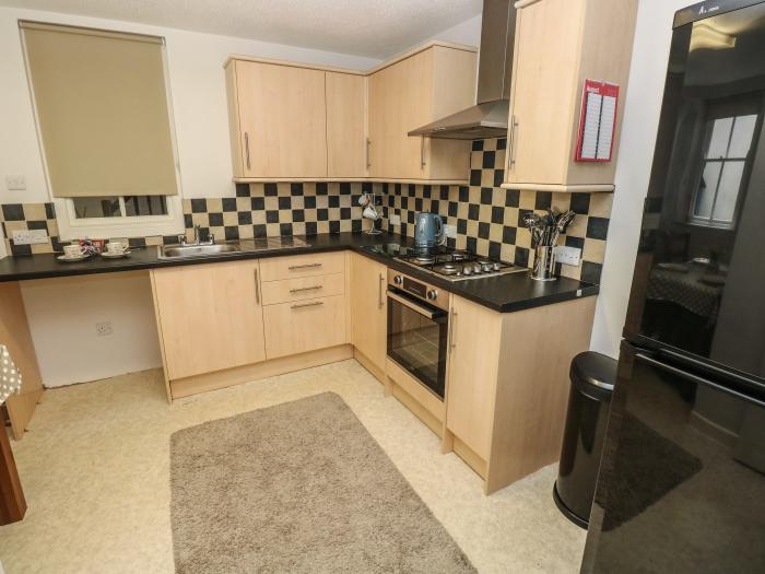 Flat 1, Tenby, Sir Benfro. Ground-floor apartment. Close to a shop, a pub and a beach. Couples. WiFi