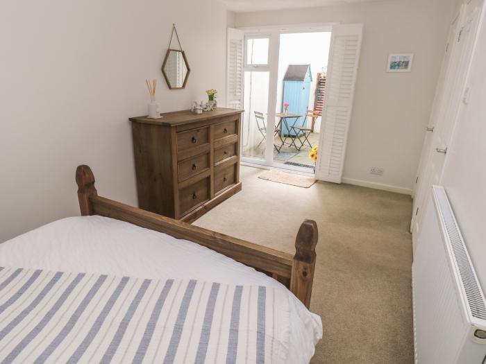 Flat 1, Tenby, Sir Benfro. Ground-floor apartment. Close to a shop, a pub and a beach. Couples. WiFi