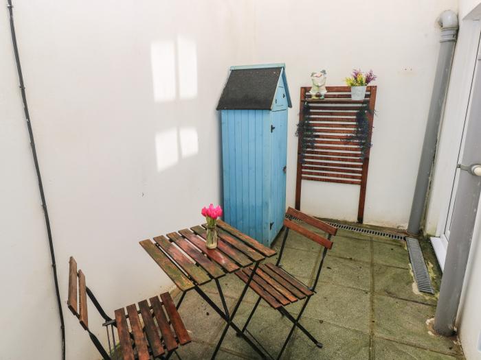 Flat 1, Tenby, Sir Benfro. Ground-floor apartment. Close to a shop, a pub and a beach. Couples. WiFi