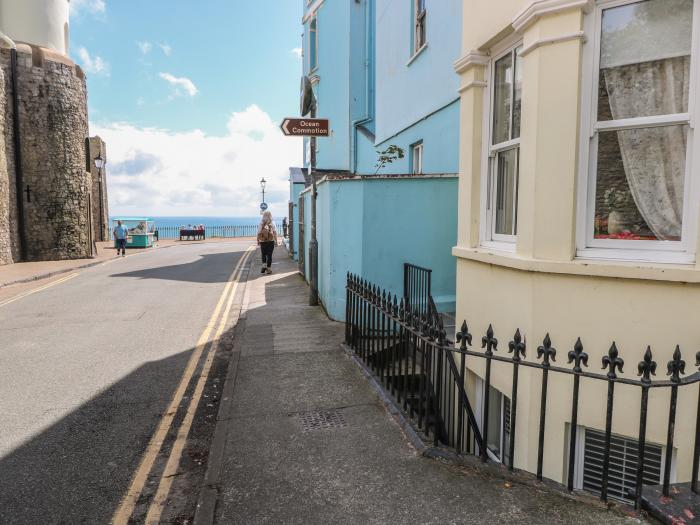 Flat 1, Tenby, Sir Benfro. Ground-floor apartment. Close to a shop, a pub and a beach. Couples. WiFi