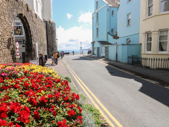 Flat 1, Tenby, Sir Benfro. Ground-floor apartment. Close to a shop, a pub and a beach. Couples. WiFi