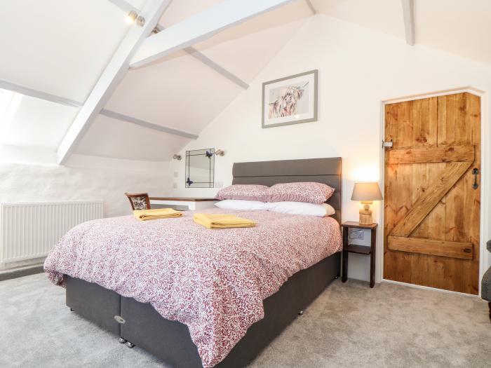 The Barn at Trevothen Farm, Coverack, Cornwall. Two-bedroom barn conversion with sea glimpses, WiFi.