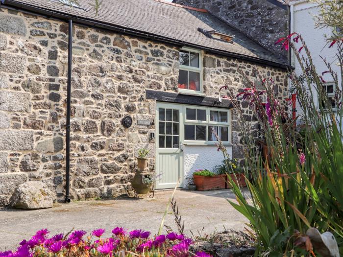 The Barn at Trevothen Farm, Coverack, Cornwall. Two-bedroom barn conversion with sea glimpses, WiFi.